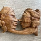 Scultura bacio tra amanti legno