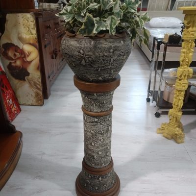 Colonna con vaso pianta finta
