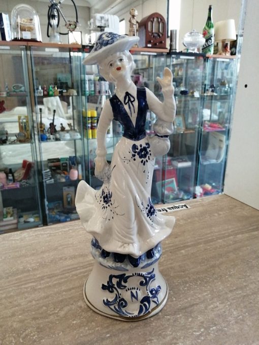 Statua donna Capodimonte