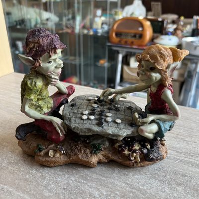 Statuetta Coppia Pixies Che Giocano