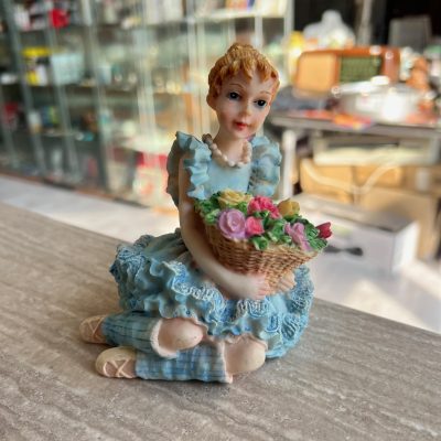 Statuina Lelli Kelly