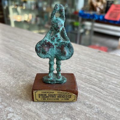 Bronzetto Sardo Eroe Quattrocchi E Quattro Braccia Bronzetto Sardo Eroe Quattrocchi E Quattro Braccia