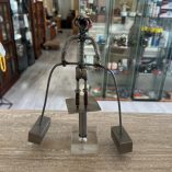 Scultura Artigianale Metallo Dondolante