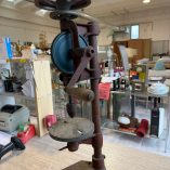 Antico trapano colonna manuale