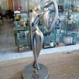 Scultura donna danzante