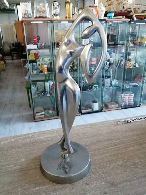 Scultura donna danzante