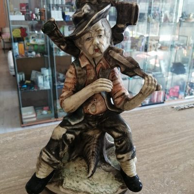 Statua anziano suona violino Statua anziano suona violino