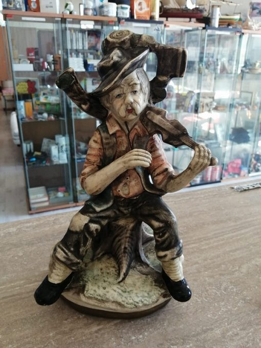 Statua anziano suona violino